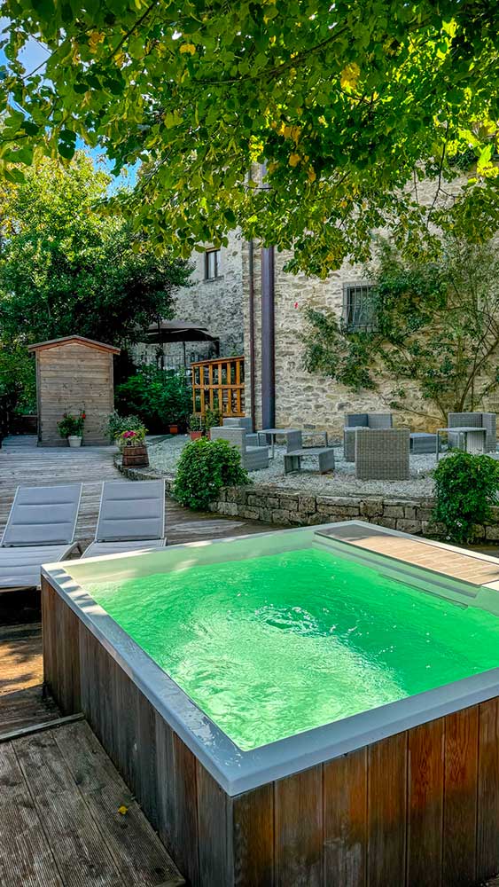 Vasca idromassaggio e giardino Borgo di Casteldelci